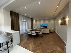 Kirayə 3 otaqlı Mənzil 180 m² Yasamal r. – şəkil 1