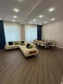 Kirayə 3 otaqlı Mənzil 152 m² Xətai r. – şəkil 1