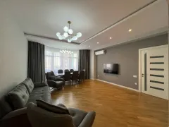 Kirayə 3 otaqlı Mənzil 130 m² Səbail r. – şəkil 1