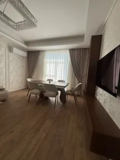 Kirayə 3 otaqlı Mənzil 158 m² Xətai r. – şəkil 1