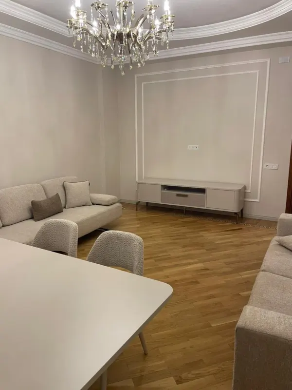 8 noyabr m.yaxınlığı 1000 azn