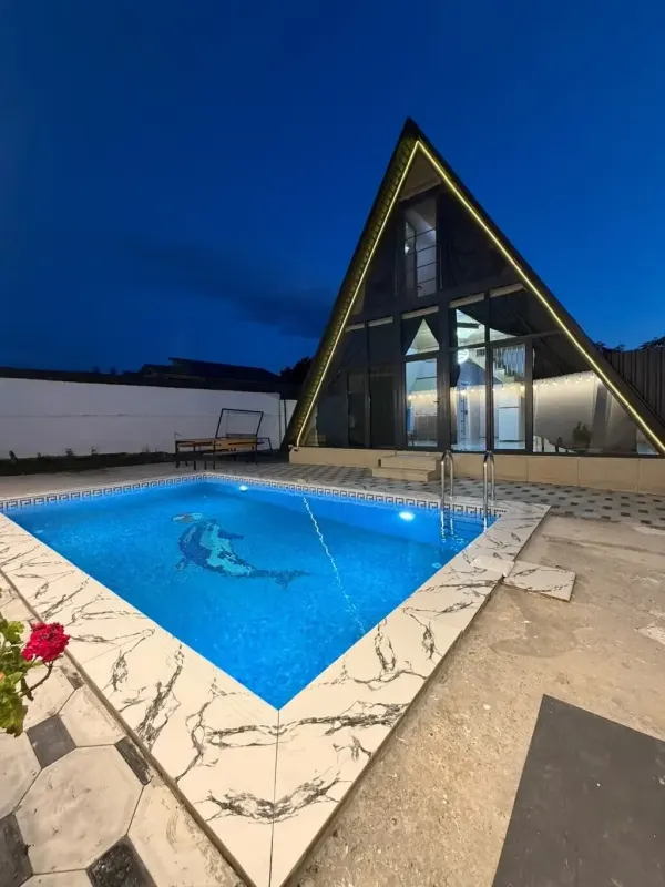 🏡 Qəbələdə Hovuzlu Kirayə Villa – Dağ Mənzərəli, Meşə Kənarında İdeal İstirahət Evi