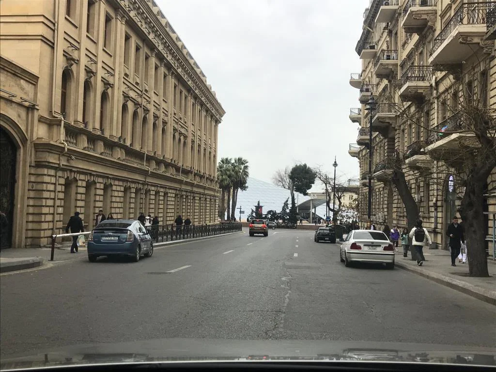Kirayə 3 otaqlı Mənzil 105 m² Səbail r. – şəkil 1
