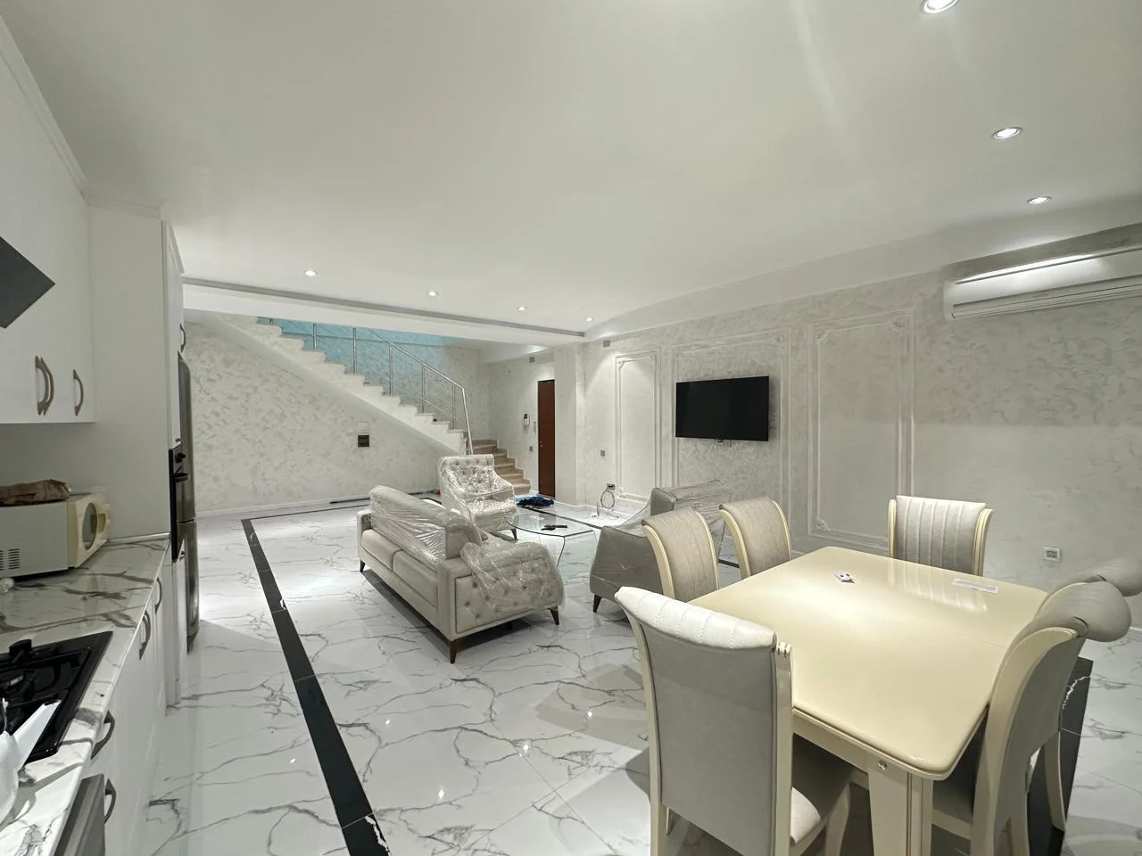 Kirayə 5 otaqlı Mənzil 250 m² Nəsimi r. – şəkil 1